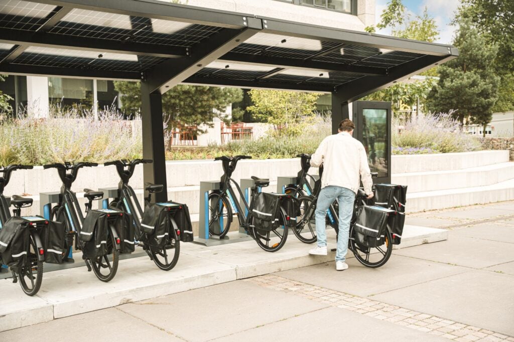 Zakelijke Drop e-bikes bij een fietsenstalling als oplossing om parkeerdruk bij werkgevers te verminderen